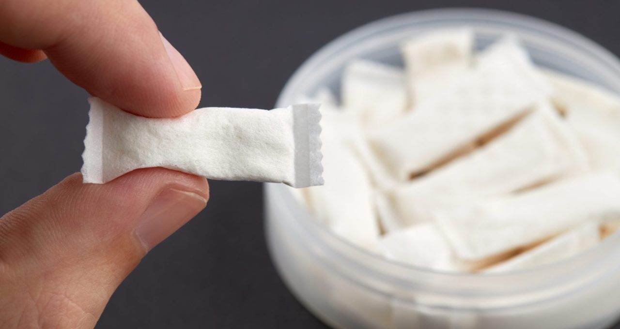 vitt-snus-hand-1439x959